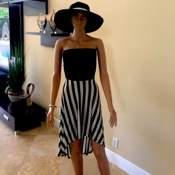 Gorgeous 1 piece Bandeau Style Dress - Picture 3 of 3